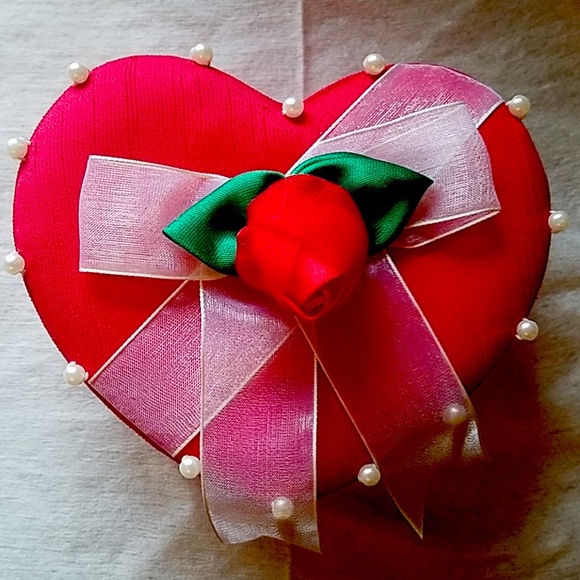 Heart Shaped Padded Red Gift Box - Picture 1 of 6